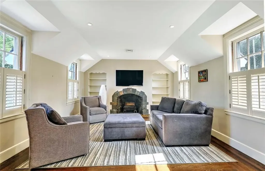 9 Kenilworth Way Pawtucket RI 02860