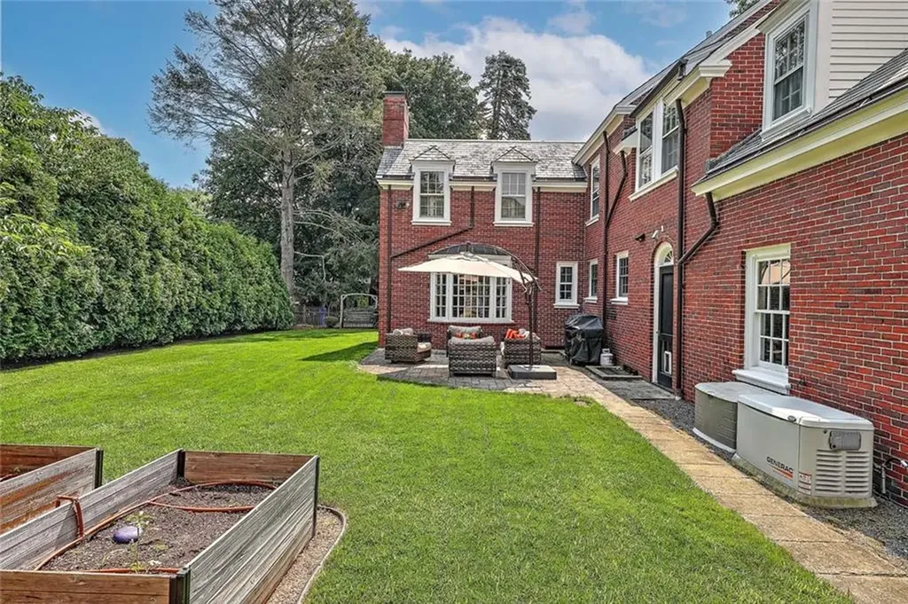 9 Kenilworth Way Pawtucket RI 02860