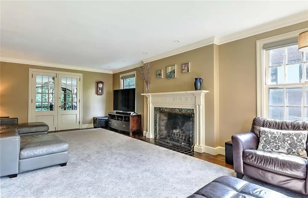 9 Kenilworth Way Pawtucket RI 02860