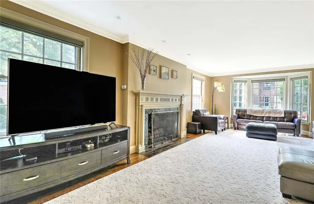 9 Kenilworth Way Pawtucket RI 02860
