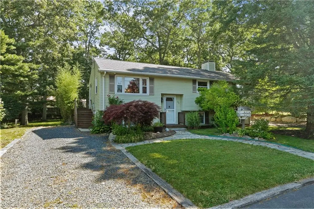 25 Harris Drive Tiverton RI 02878