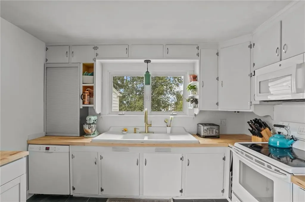 40 Hambly Road Tiverton RI 02878