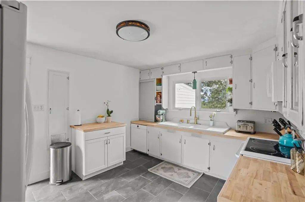 40 Hambly Road Tiverton RI 02878