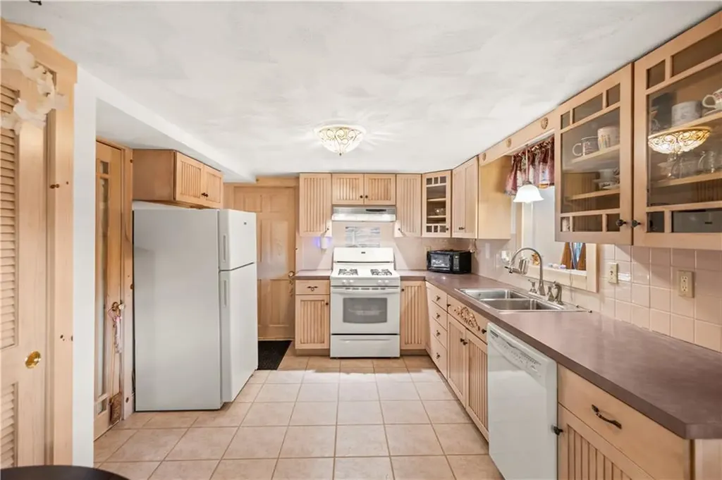 41 Yeoman Avenue Cranston RI 02920