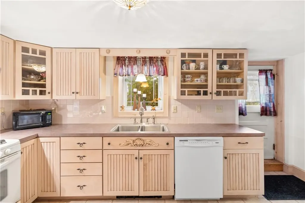 41 Yeoman Avenue Cranston RI 02920