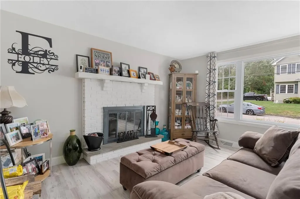 5 Versailles Street Cranston RI 02920