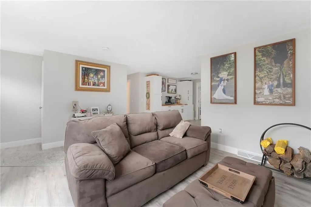5 Versailles Street Cranston RI 02920