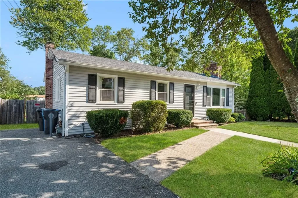 5 Versailles Street Cranston RI 02920