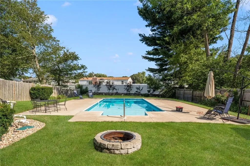 5 Versailles Street Cranston RI 02920