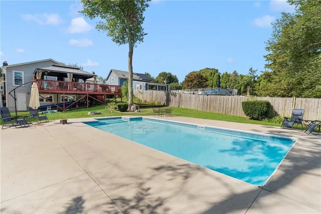 5 Versailles Street Cranston RI 02920