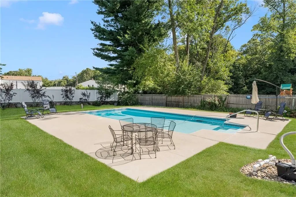 5 Versailles Street Cranston RI 02920