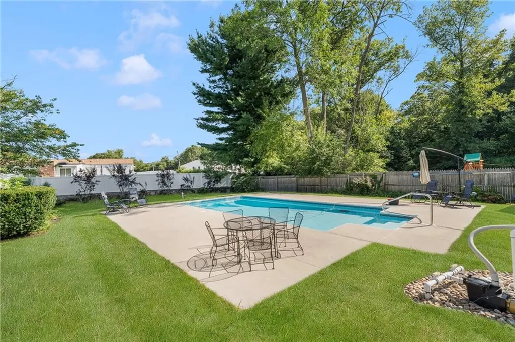 5 Versailles Street Cranston RI 02920