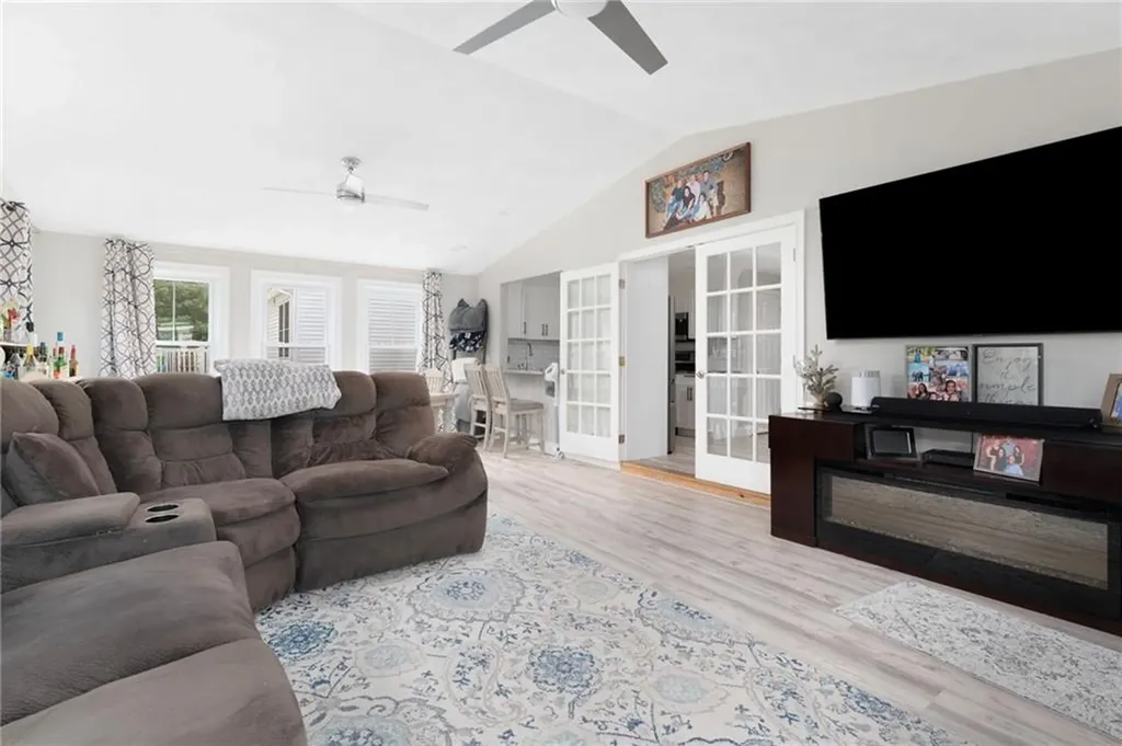 5 Versailles Street Cranston RI 02920