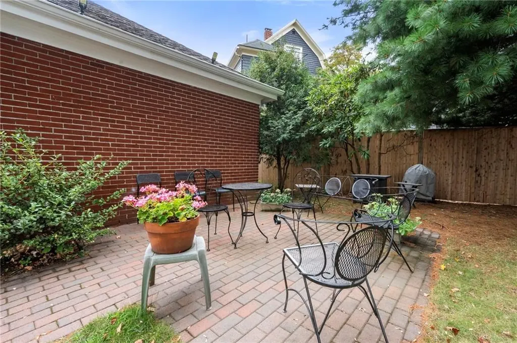 537 Angell Street Providence RI 02906