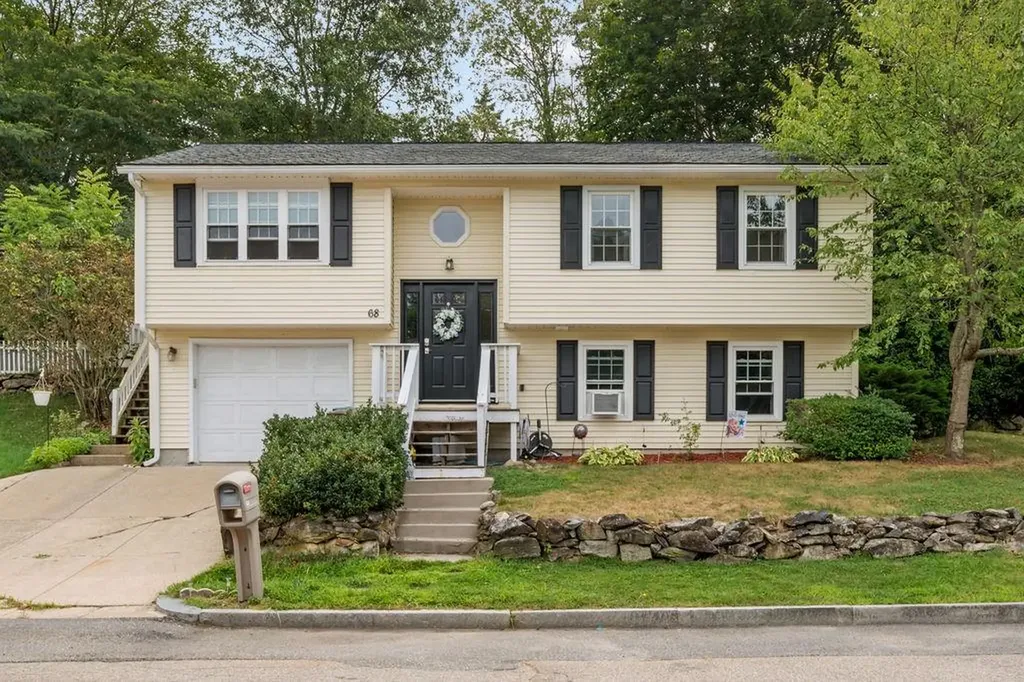 68 Arland Court Woonsocket RI 02895