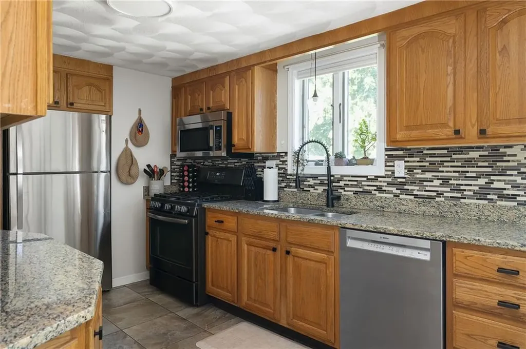 115 Dickens Street Warwick RI 02886