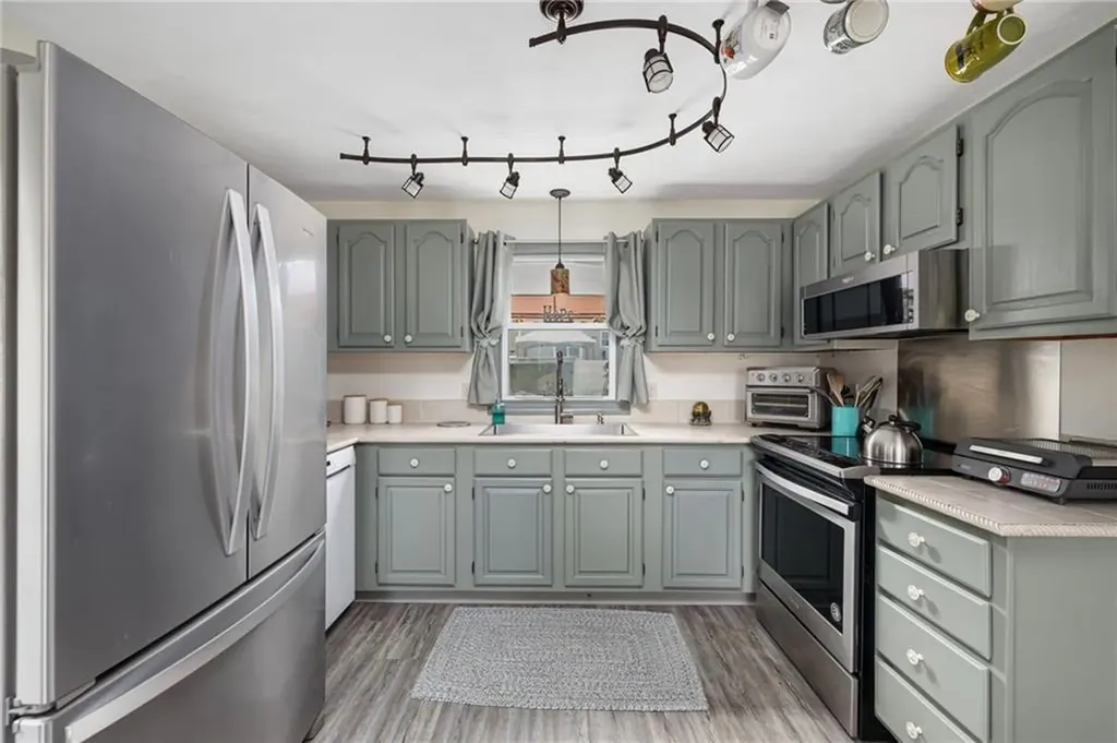 7 Belvedere Drive Bristol RI 02809