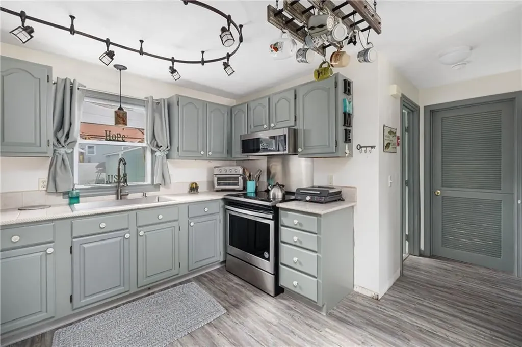 7 Belvedere Drive Bristol RI 02809