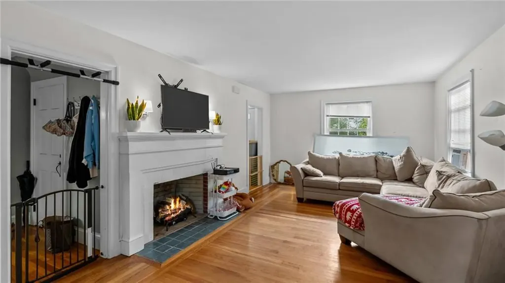 55 Massasoit Avenue Barrington RI 02806