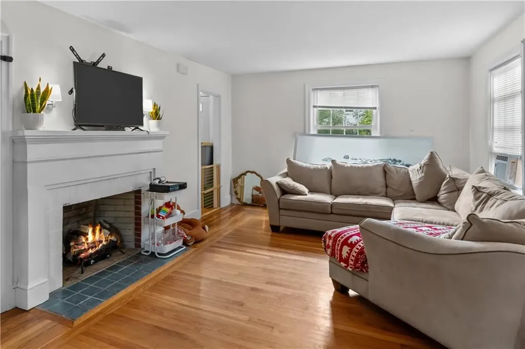 55 Massasoit Avenue Barrington RI 02806