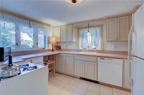 47 Wake Robin Trail Narragansett RI 02874