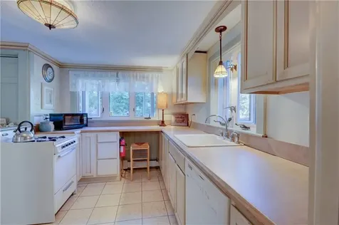 47 Wake Robin Trail Narragansett RI 02874