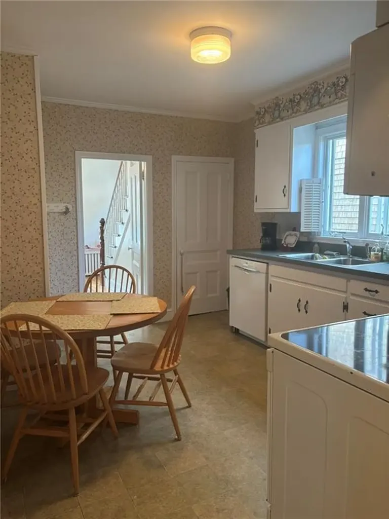 11 Eastnor Road Newport RI 02840