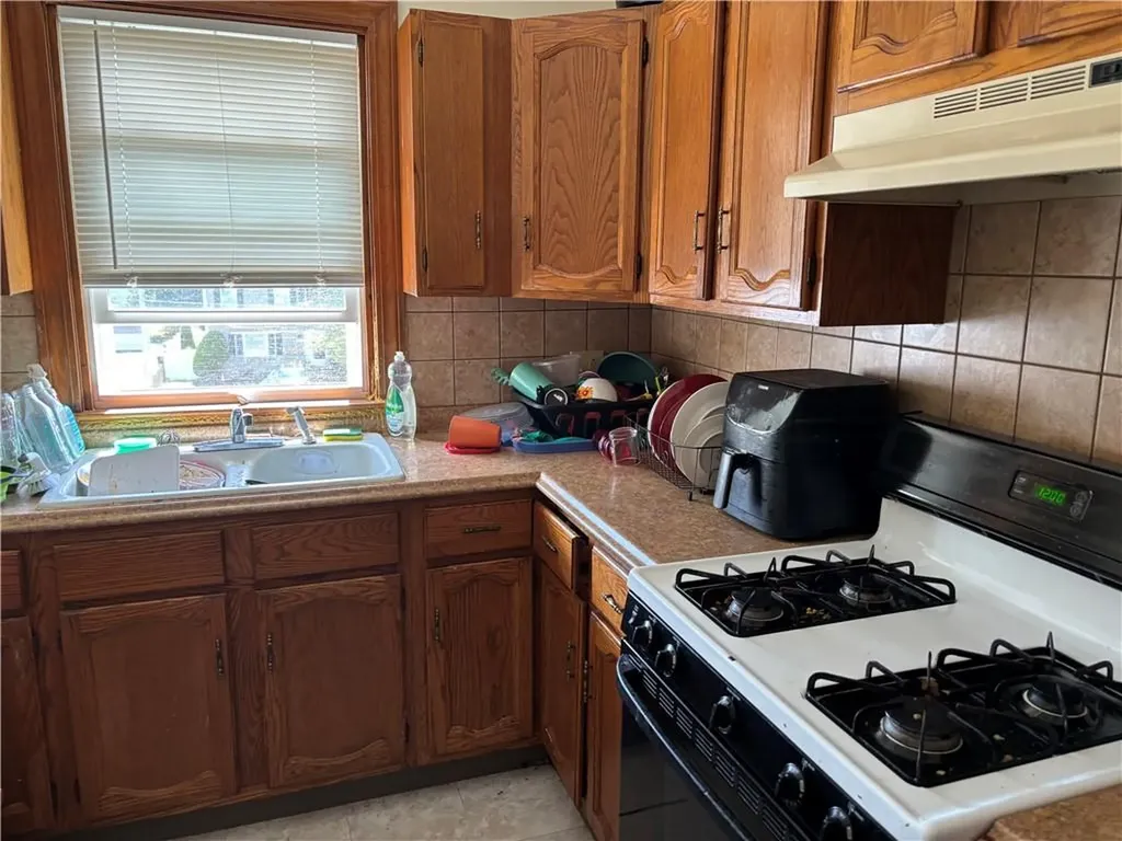 93 Oakland Avenue Pawtucket RI 02861