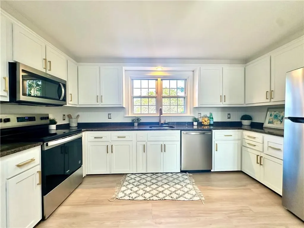 426 Metacom Avenue Bristol RI 02809