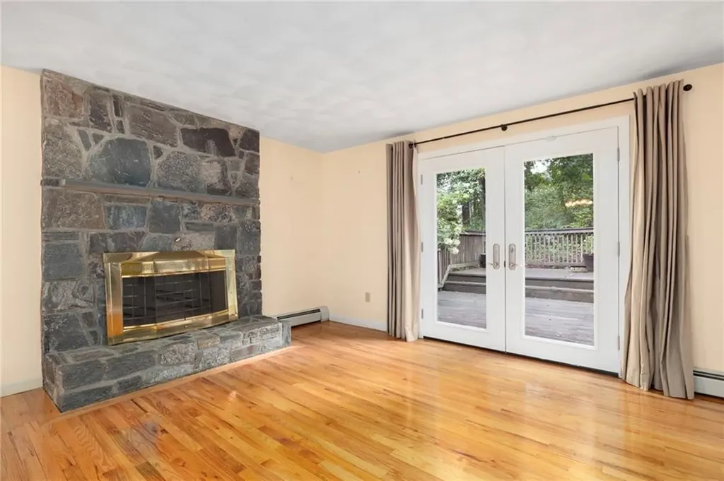 7 Crestwood Lane Lincoln RI 02865