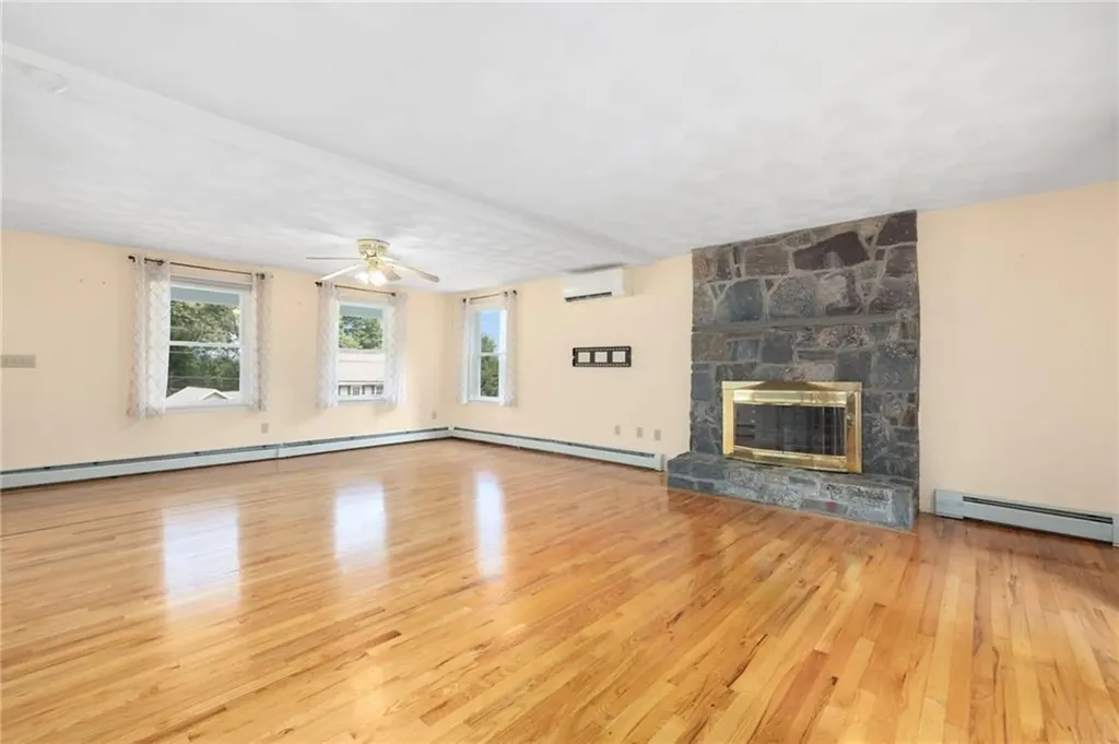 7 Crestwood Lane Lincoln RI 02865