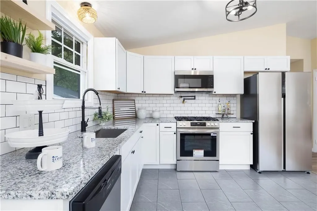 259 Buttonwoods Avenue Warwick RI 02886