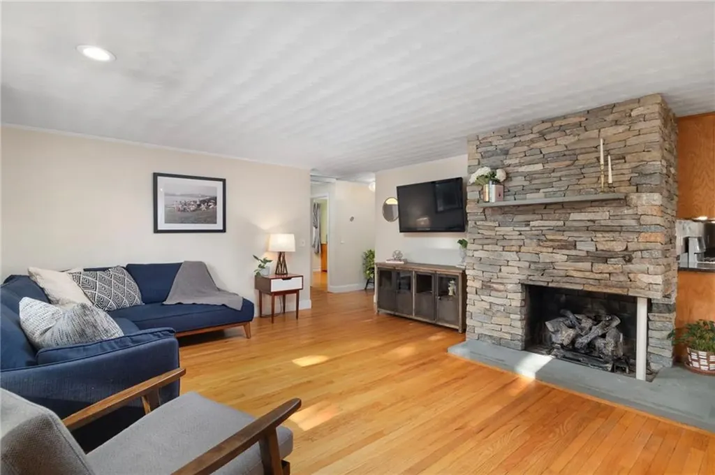 102 Howie Avenue Warwick RI 02888