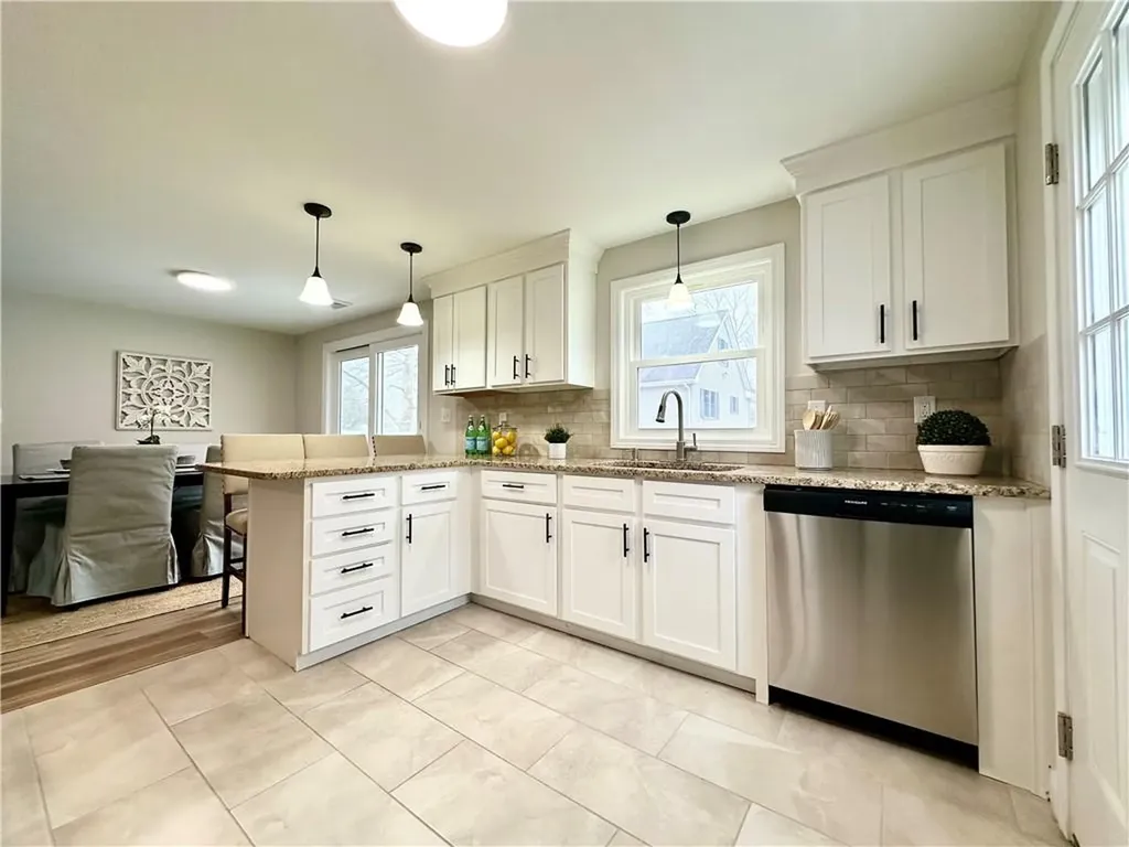 137 Crandall Road Tiverton RI 02878