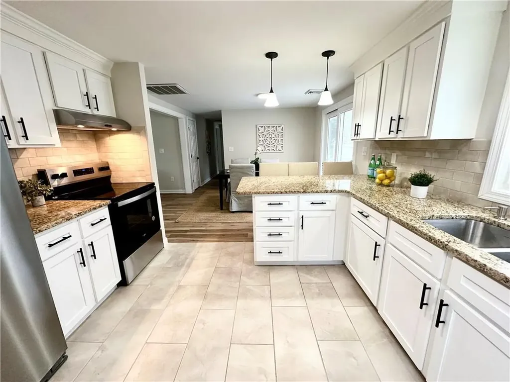 137 Crandall Road Tiverton RI 02878