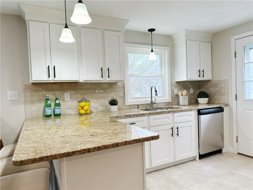 137 Crandall Road Tiverton RI 02878
