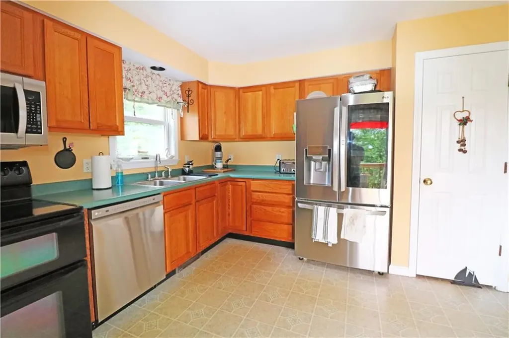 17 Metacomet Street Portsmouth RI 02871