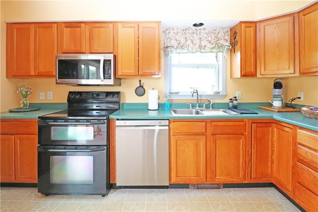 17 Metacomet Street Portsmouth RI 02871