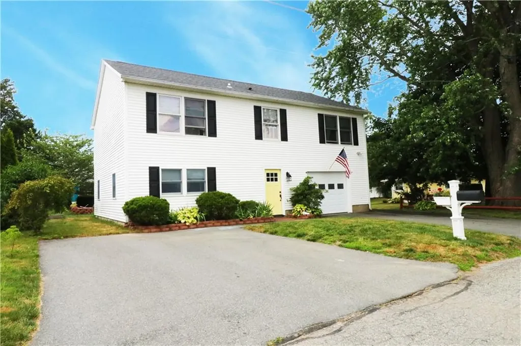 17 Metacomet Street Portsmouth RI 02871