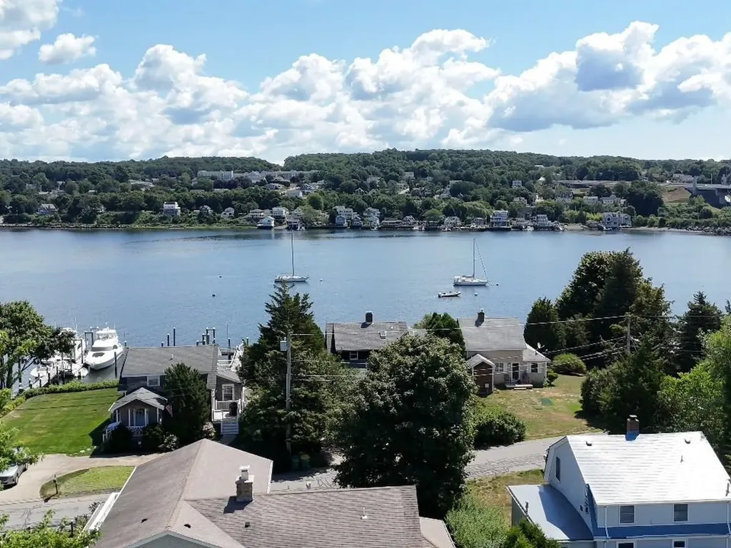 17 Metacomet Street Portsmouth RI 02871