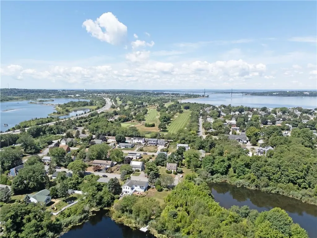 17 Metacomet Street Portsmouth RI 02871