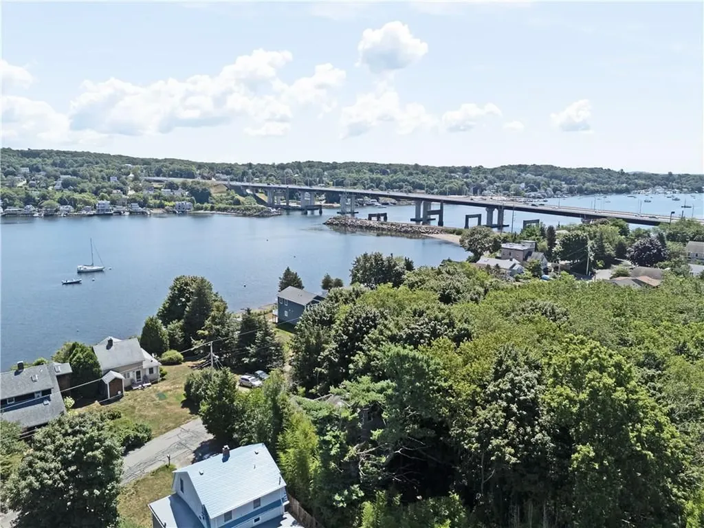 17 Metacomet Street Portsmouth RI 02871
