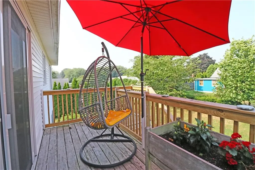 17 Metacomet Street Portsmouth RI 02871