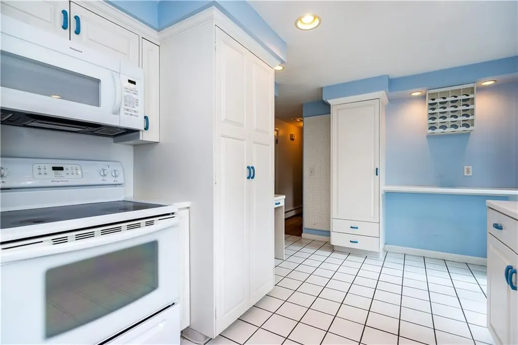 407 Red Chimney Drive Warwick RI 02886