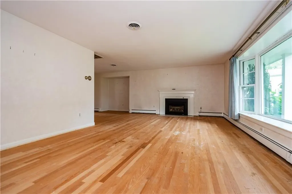 407 Red Chimney Drive Warwick RI 02886