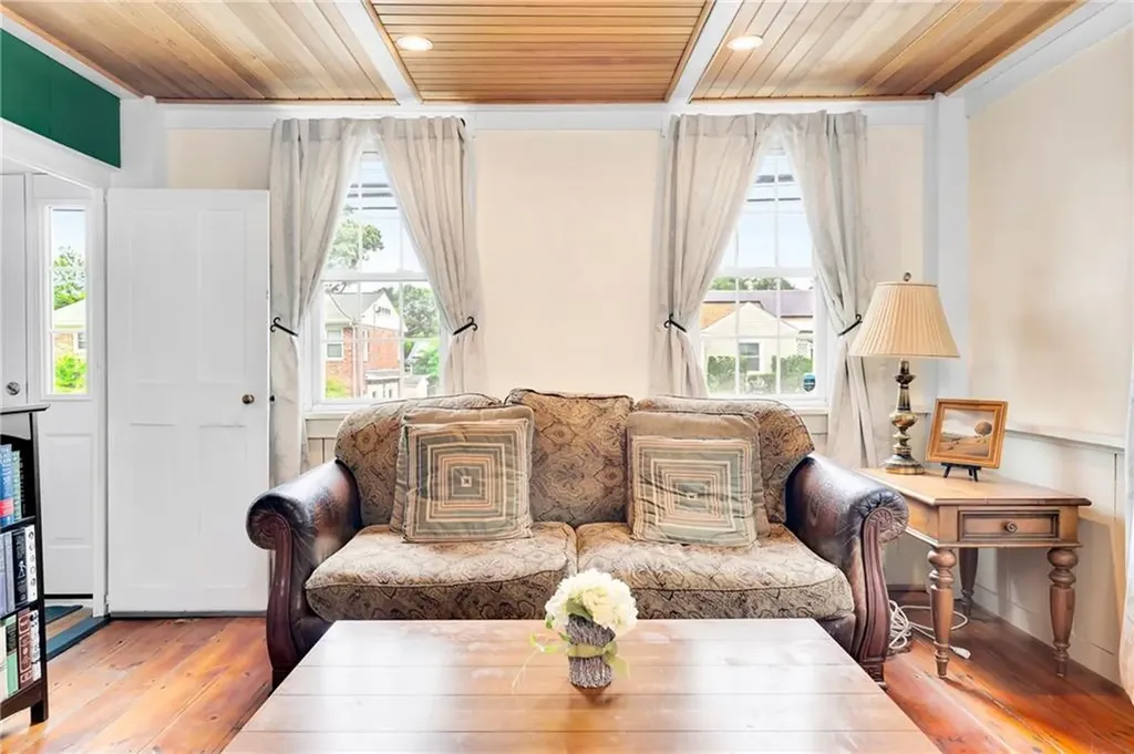 492 Oaklawn Avenue Cranston RI 02920