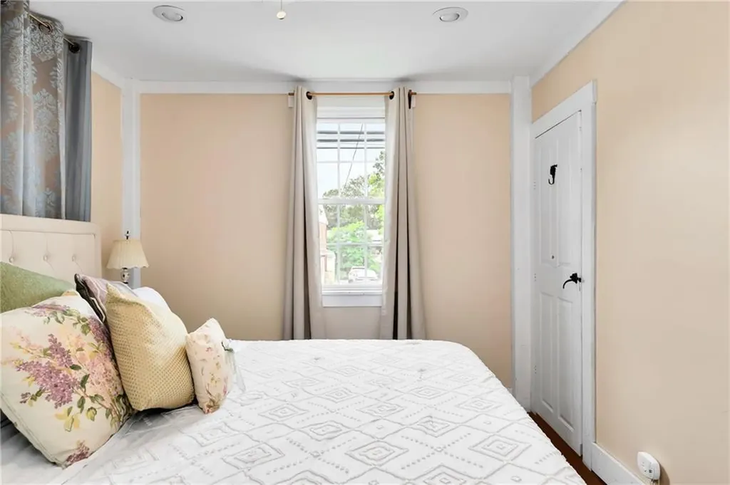 492 Oaklawn Avenue Cranston RI 02920