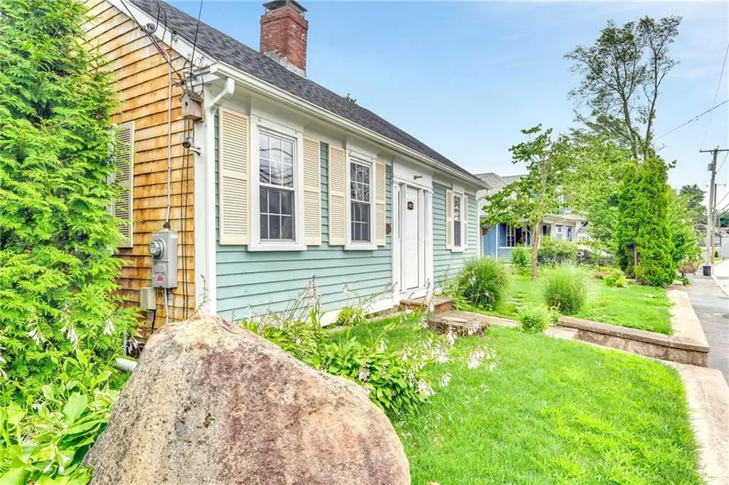 492 Oaklawn Avenue Cranston RI 02920