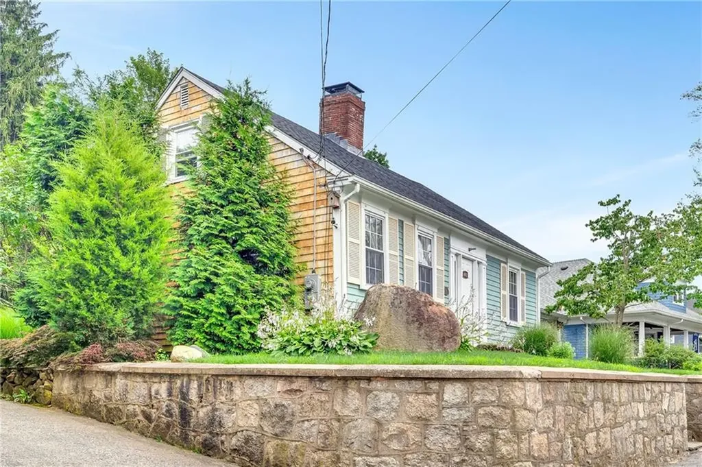 492 Oaklawn Avenue Cranston RI 02920