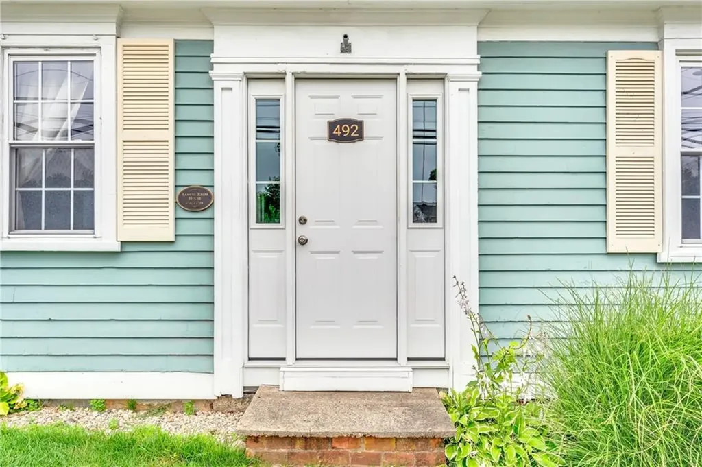 492 Oaklawn Avenue Cranston RI 02920